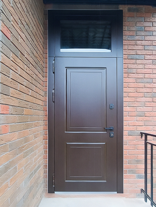 Дверь с верхней вставкой