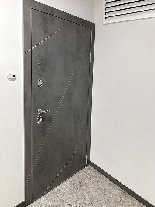 Дверь с панелью под камень