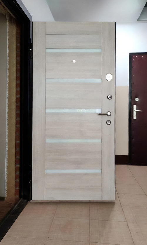 Дверь со вставками стекла