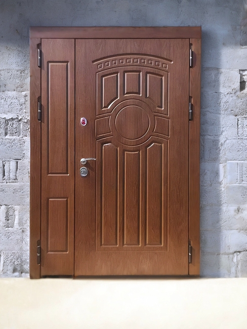 Входная полуторная дверь