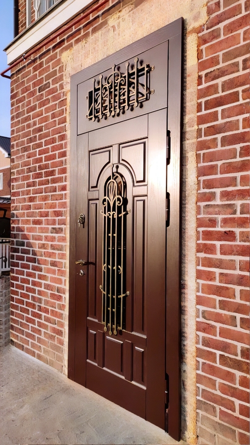 Дверь с фрамугой и ковкой