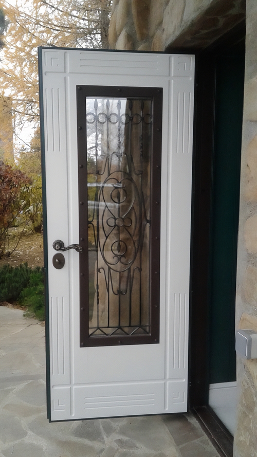 Дверь с остеклением и решеткой