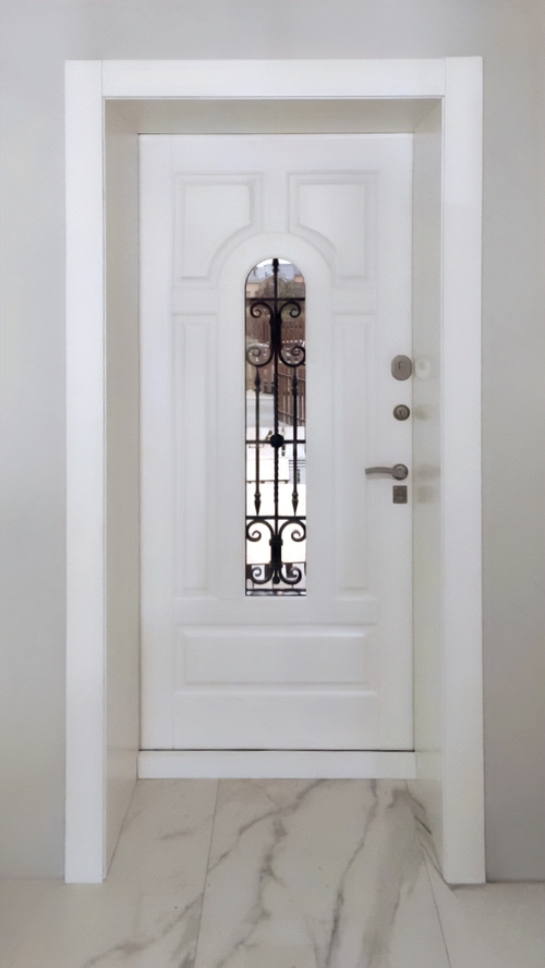 Белая дверь с ковкой