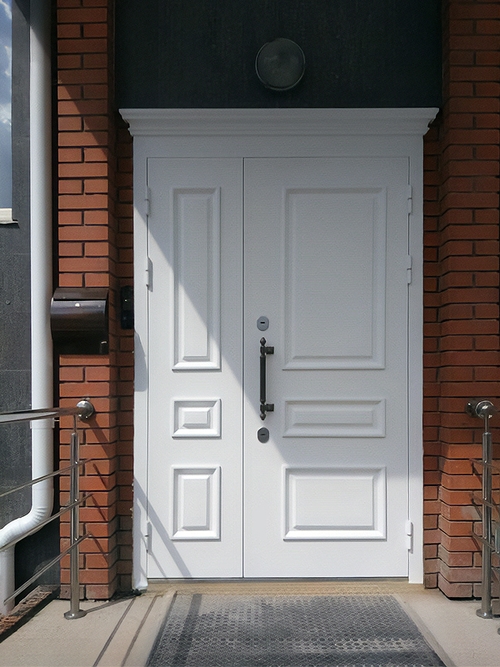 Белая полуторная дверь