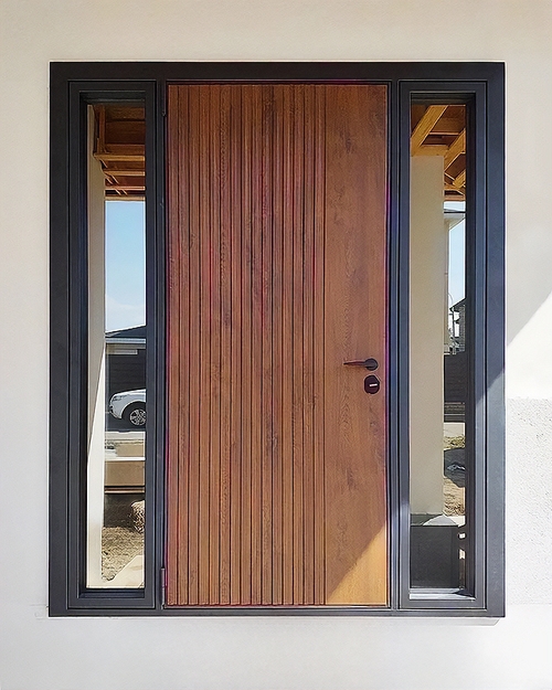 Дверь со стеклами по бокам