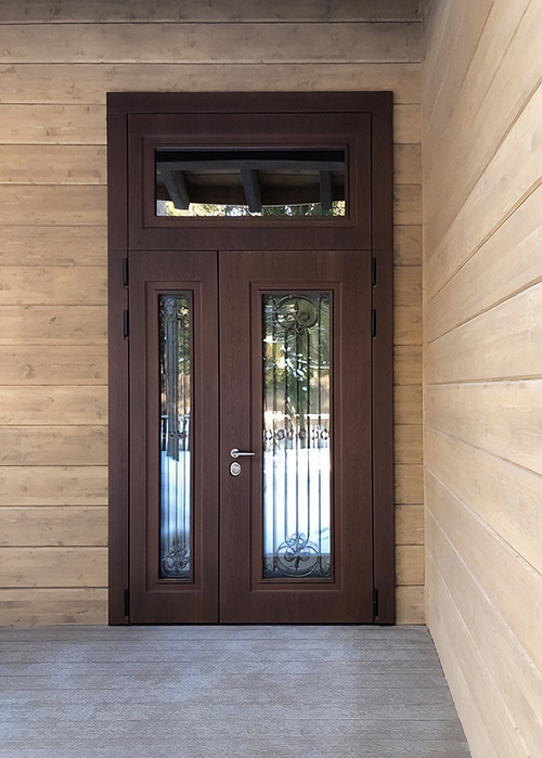 Остекленная дверь с фрамугой и ковкой