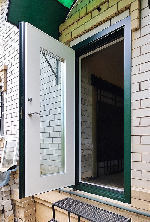 Остекленная зеленая дверь