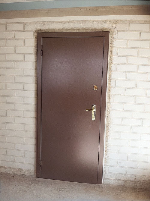 Коричневая стальная дверь
