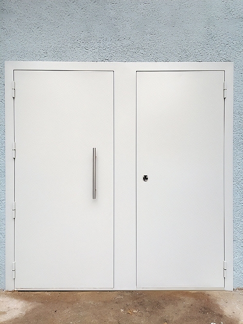 Нестандартная подъездная дверь