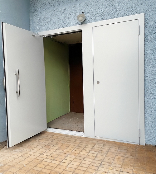 Нестандартная подъездная дверь