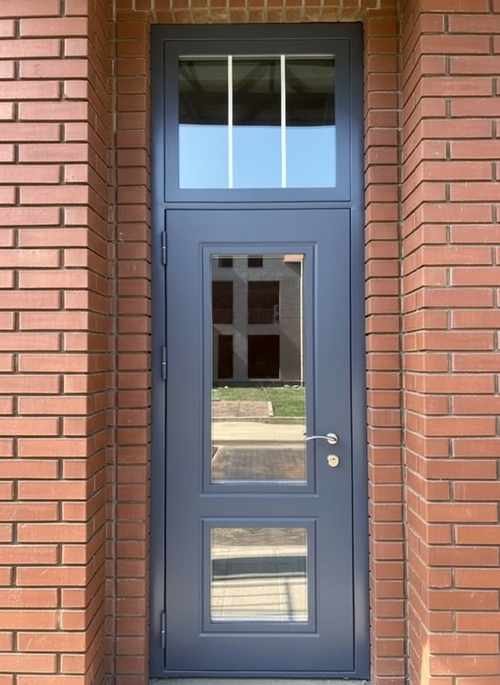 С фрамугой и стеклом