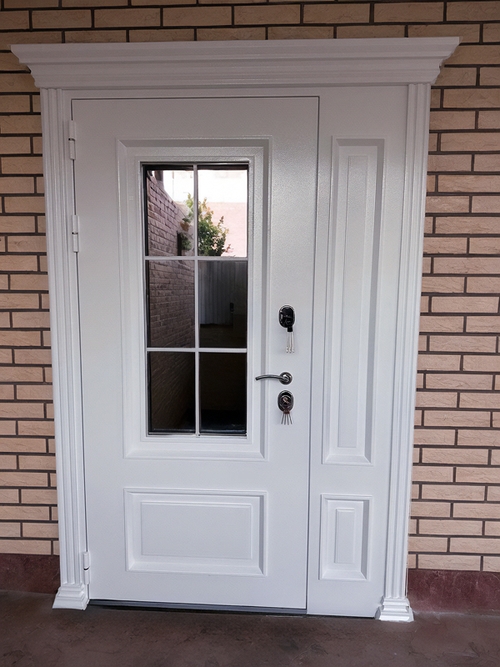 Белая дверь с окном