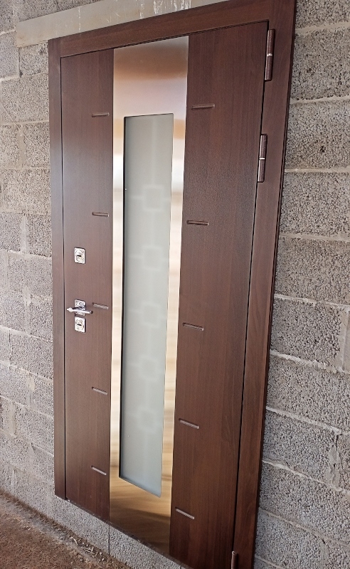 Остекленная дверь в доме