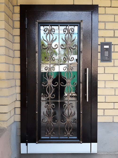 Дверь со стеклом и ковкой