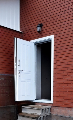 Белая порошковая дверь с отбойником Белая порошковая дверь с отбойником