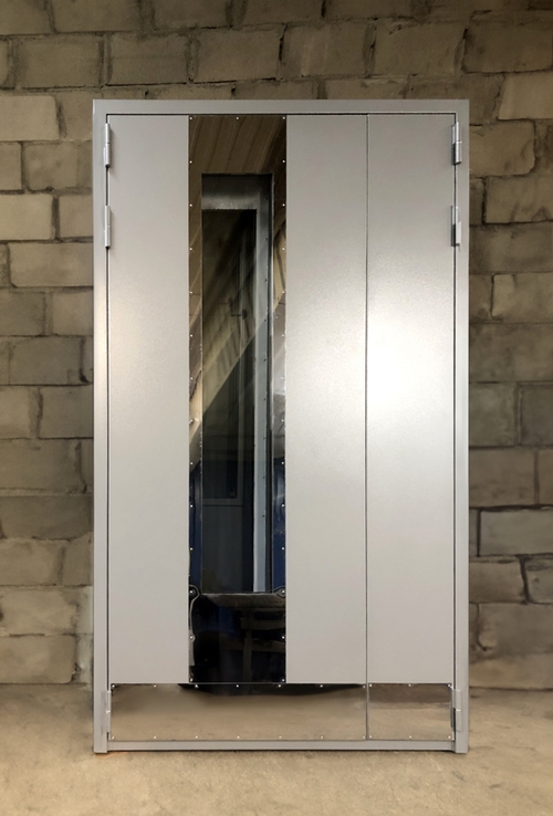 Дверь с нержавеющим отбойником