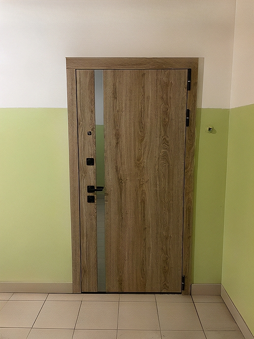 Квартирная дверь с МДФ-панелью и декоративной вставкой