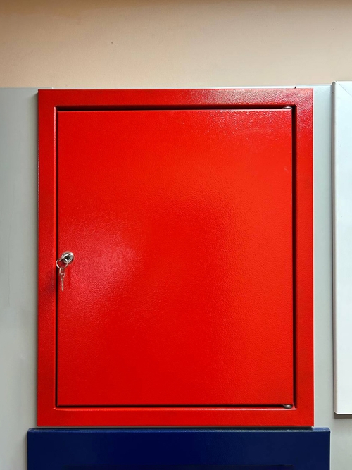 Красный ревизионный люк