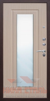 Дверь в квартиру с зеркалом