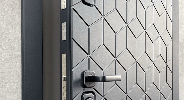 Как выбрать хорошую отделку на входные двери, чтобы долго сохраняла первозданный вид?