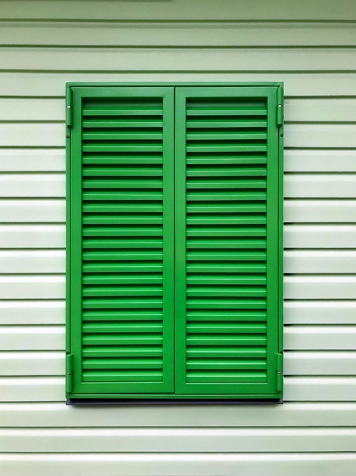 Установленные оконные ставни